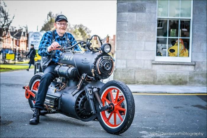 Steam powered motorcycle for devotee drivers!